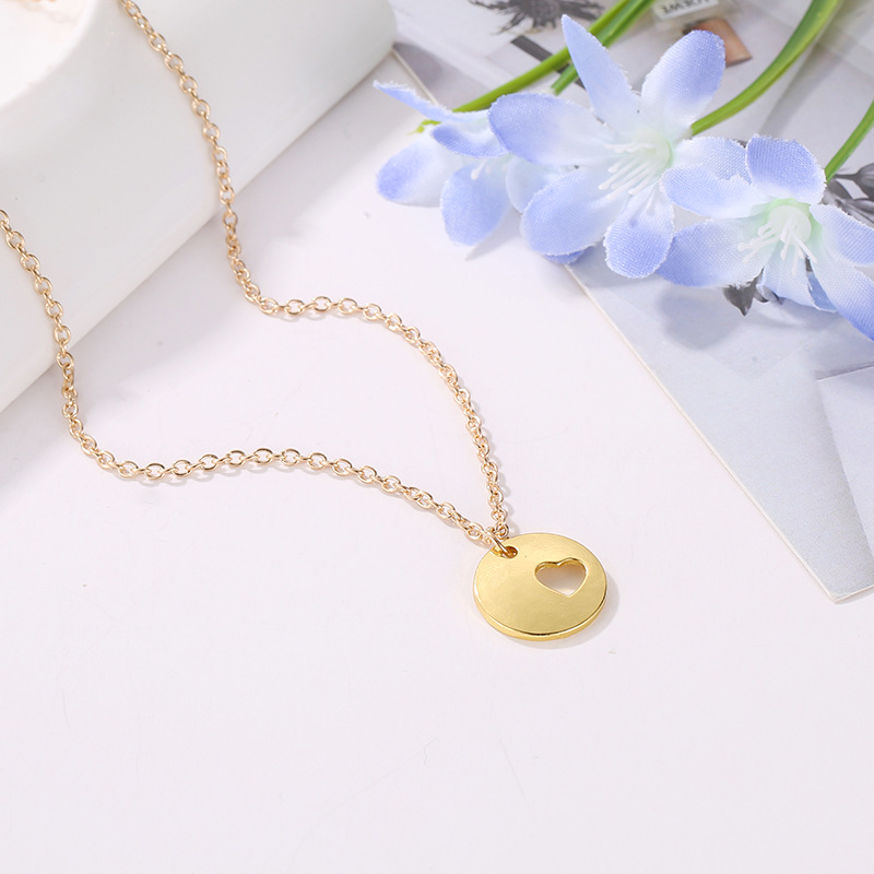 Electroplating Hollow Heart Necklace Alloy Heart-shaped Simple Clavicle Pendant Exquisite Versatile Accessories display picture 5