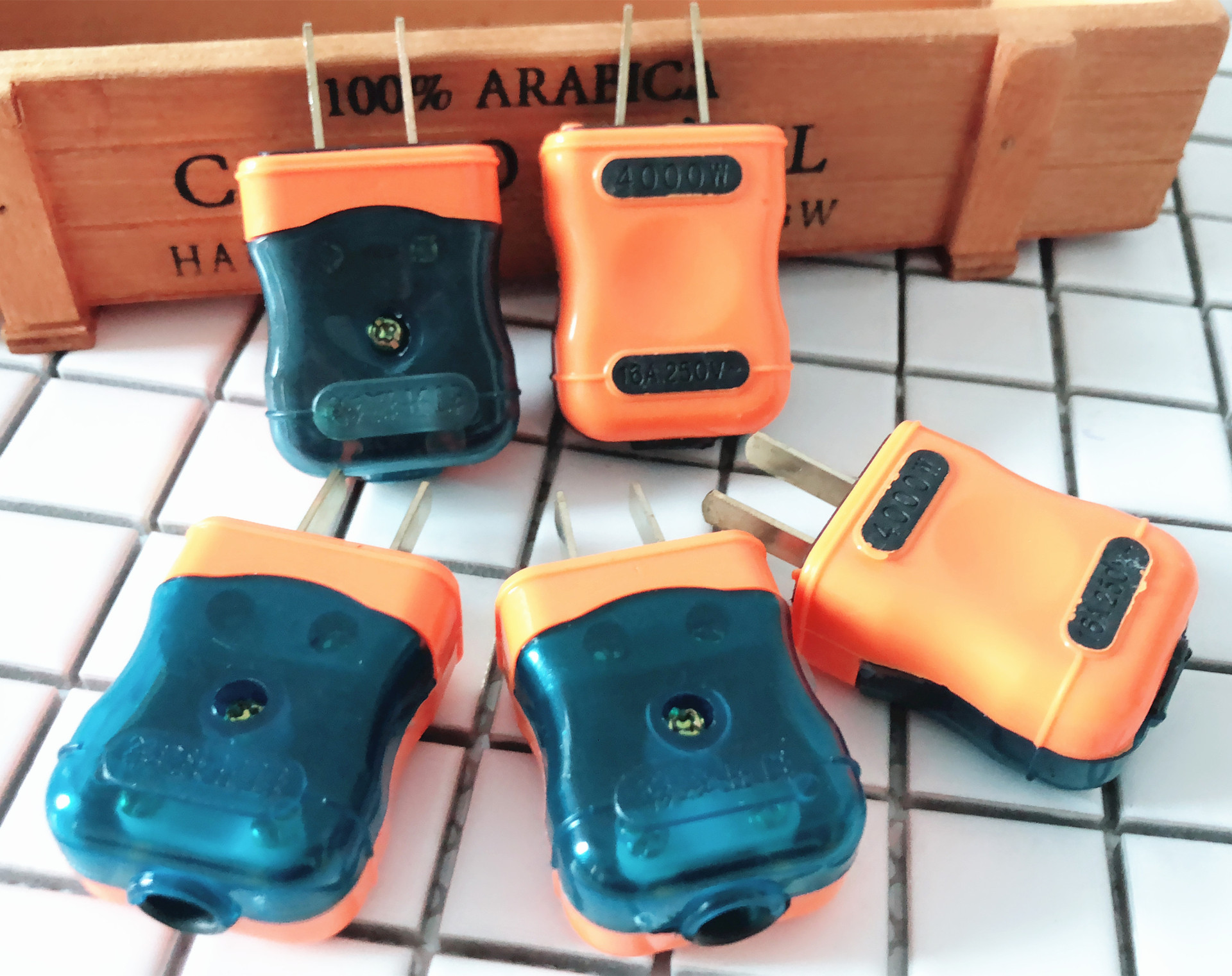 跑量款蓝色透明插头 两级插头 一元两元货源 家用插头 一元店货源