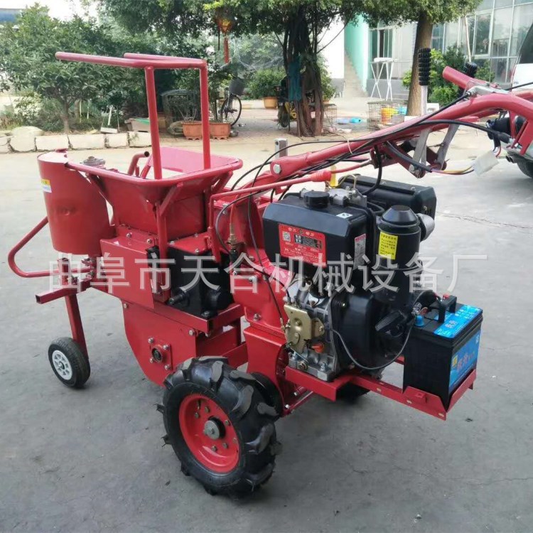 山西手扶式自动扒皮柴油玉米田收棒子机电启动直连玉米收获机价格