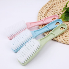 Simple plastic small brush for cleaning clothes, shoes, and fabric. Manufacturer wholesale.
