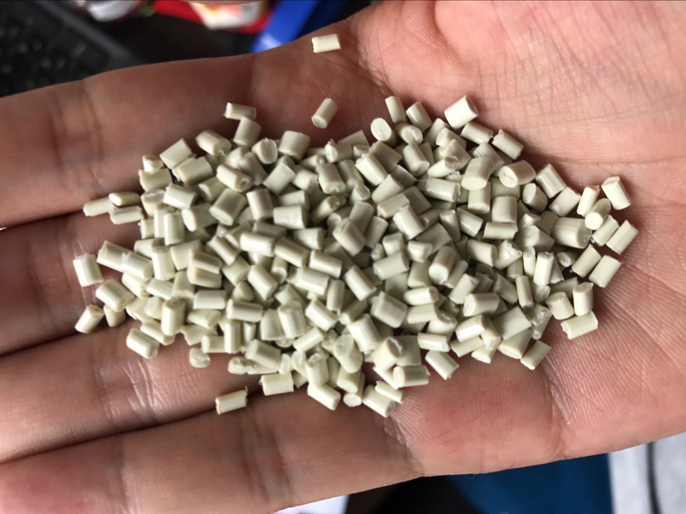 米白色ABS冲击15塑料例子高刚性 高光泽 抗冲击 电器部件原料