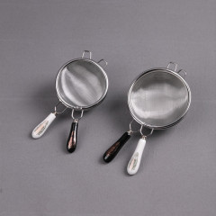 Manufacturer wholesale Japanese 304 stainless steel tea filter tea separator fine filter mesh tea strainer tea drain black and white handle size