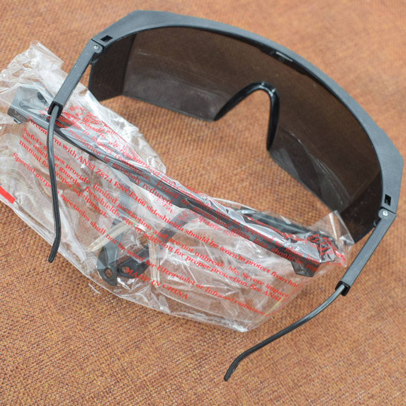护目镜防冲击劳保眼镜防飞溅风沙打磨眼镜彩色电焊眼镜2元一元店