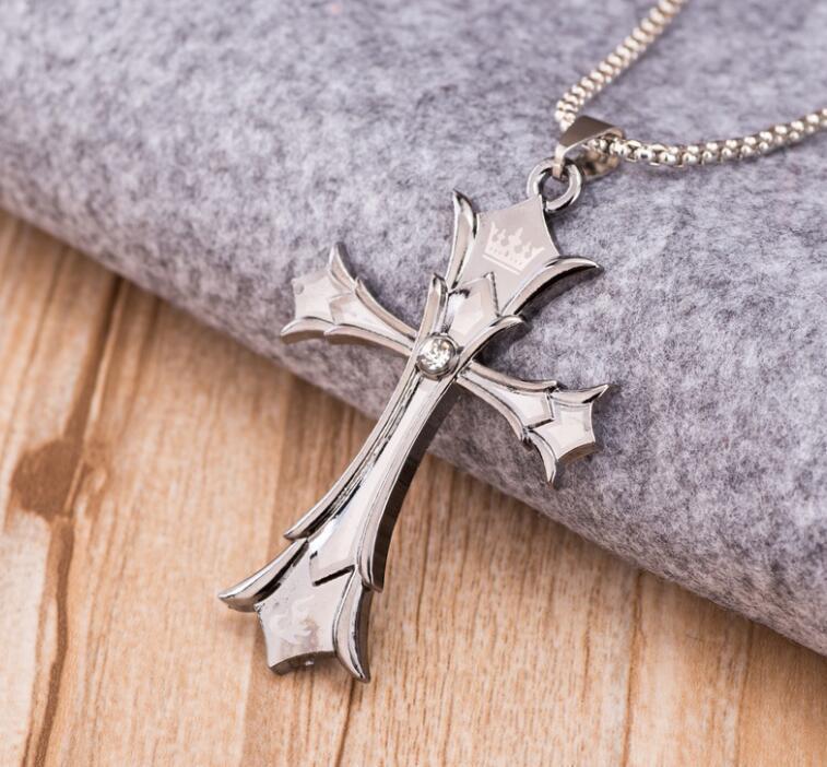 Ciondolo in acciaio al titanio alla moda con personalità, corona autoritaria, collana con croce, gioielli da uomo alla moda, pistola, nero_voghion.com