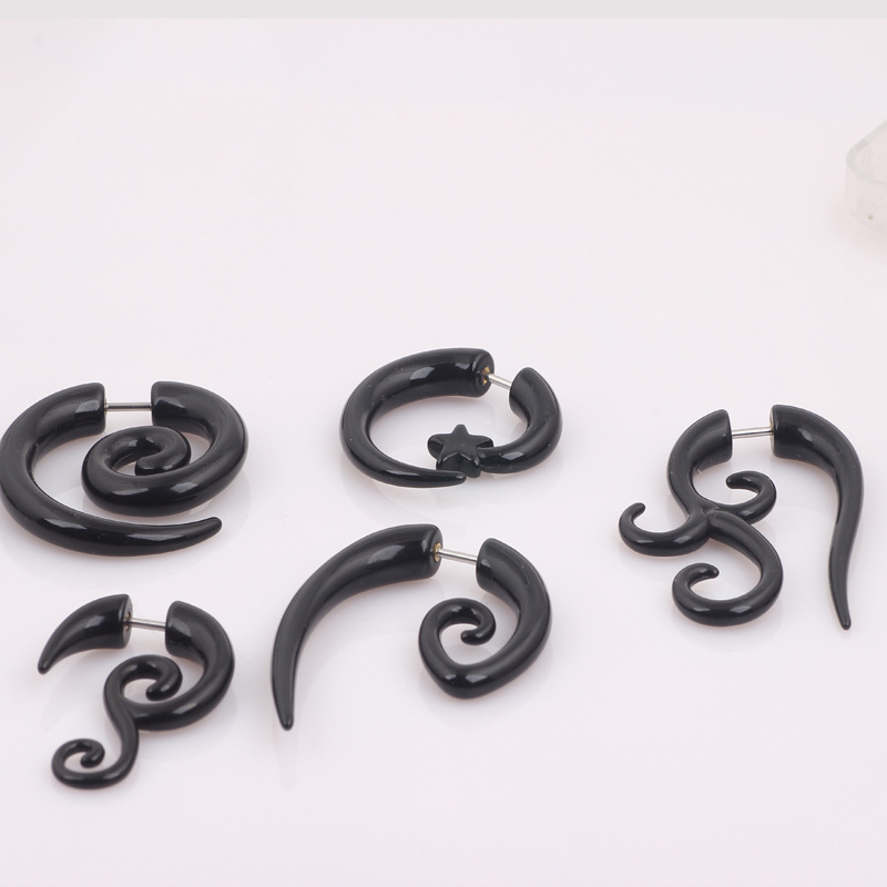 Silver pointed spike labret stud material detail