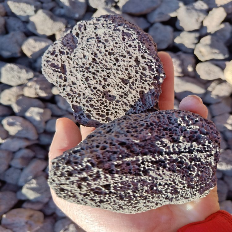 供应红色火山岩颗粒 栽培基质火山石 红色 黑色 大块文化景观石