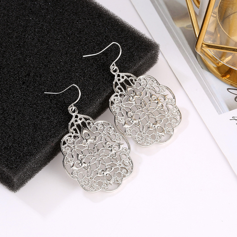 New Fashion Palace Plaid Hollow Earrings Hot Selling Alloy Plating Earrings Nihaojewelry Wholesale display picture 3