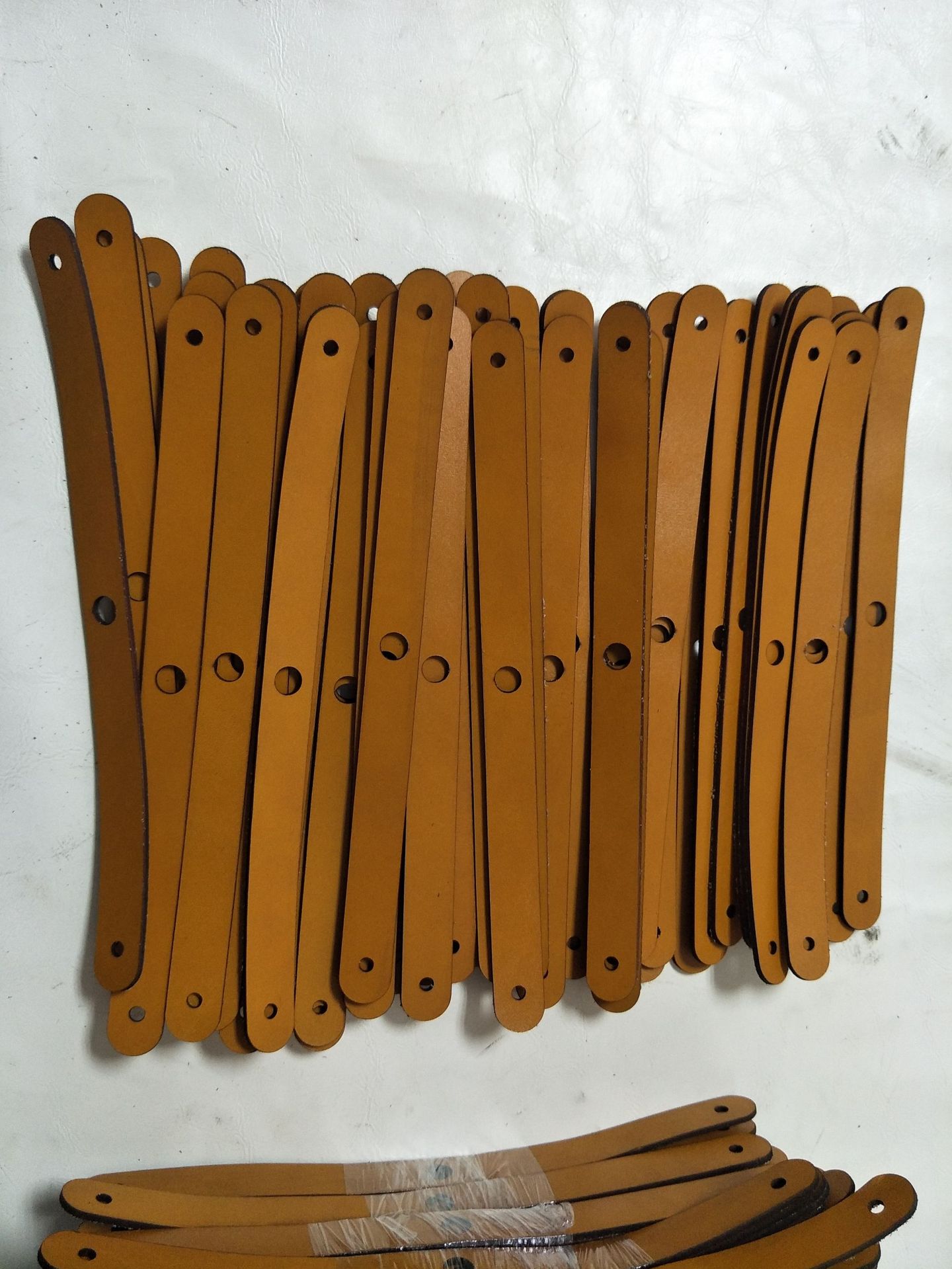 原色树膏皮牛皮条 牛皮片 皮条包带皮料 牛皮片灯架皮条