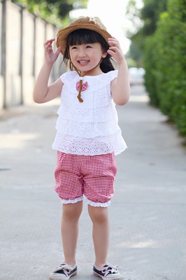 Mùa hè cô gái đặt 1-2-3 năm tuổi bé bé không tay quần short ren hollow cotton hai mảnh nhà máy bán buôn