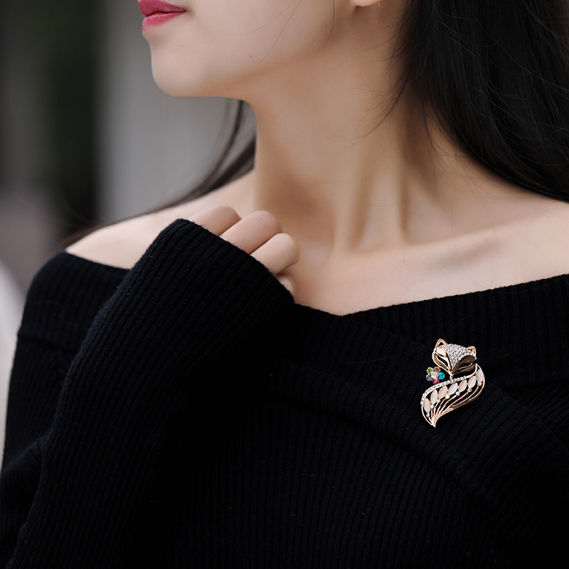 Fashion Opal Fox Crystal Brooch Cardigan Alloy Accessories Female display picture 3