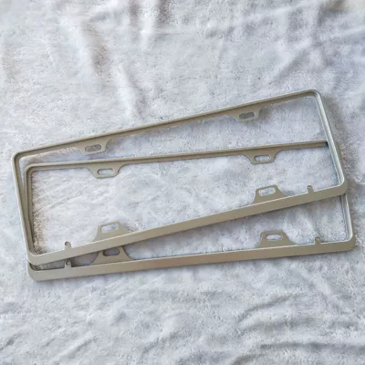 New traffic gauge license plate frame zinc alloy license plate frame flat license plate frame car license plate frame diamond plate support frame (License plate holder/license plate holder)