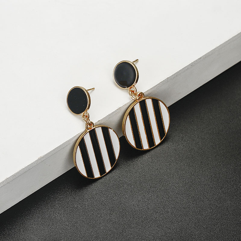 Retro Geometric Oil Drop Black And White Circle Earrings display picture 2