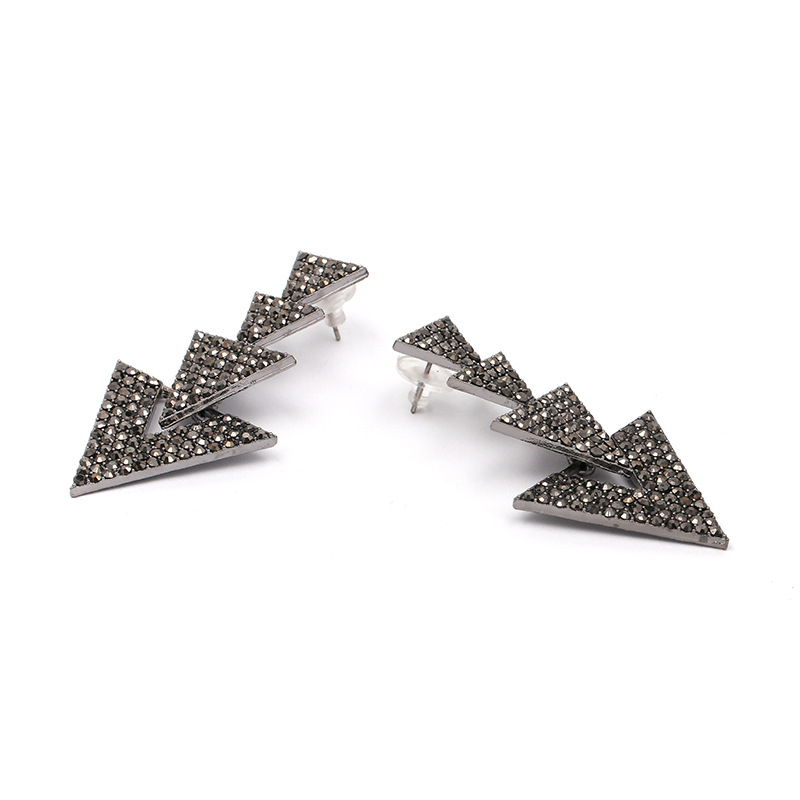 Großhandel Mode Neue Geometrische Dreieck Metall Eingelegte Strass Ohrringe Nihaojewelry display picture 6