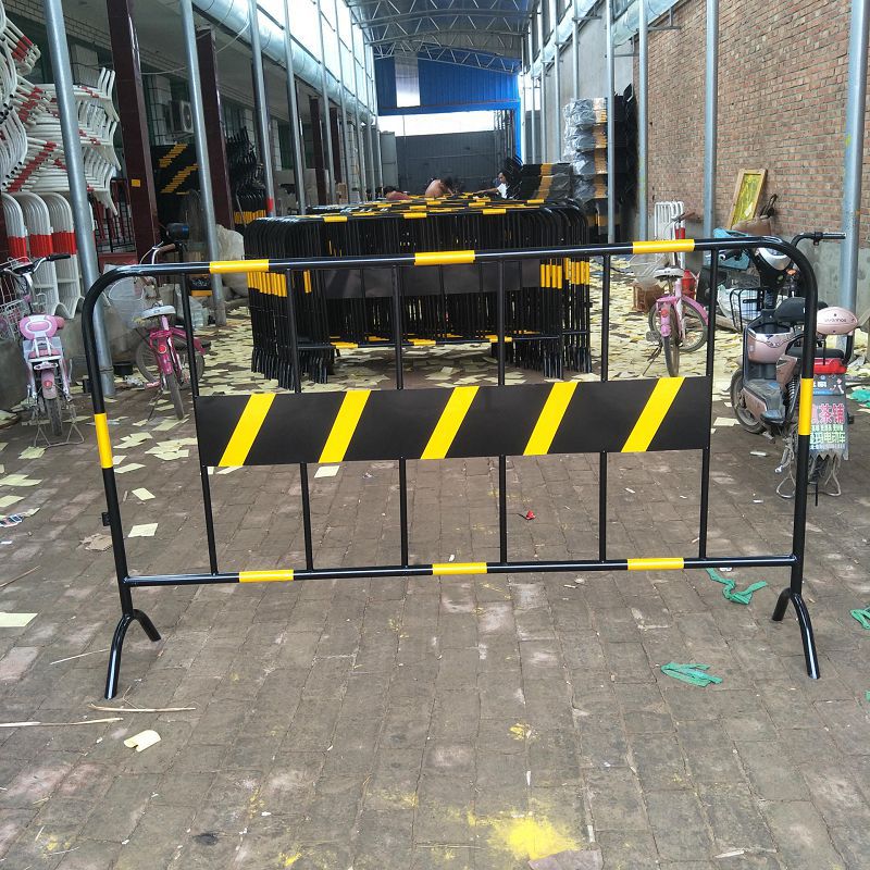 供应黄黑铁马移动护栏 深圳道路隔离护栏 临时移动铁马护栏