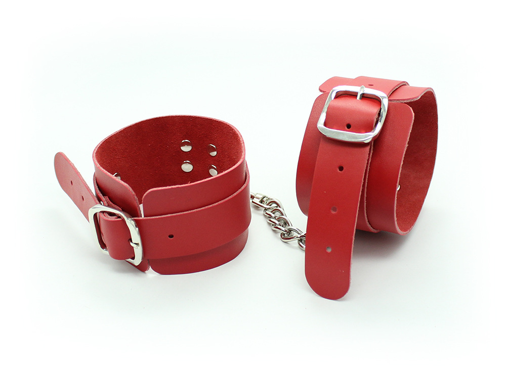 Productos de novedad para adultos de fábrica: juguetes sexuales, esposas de cuero y tobilleras, herramientas de bondage.