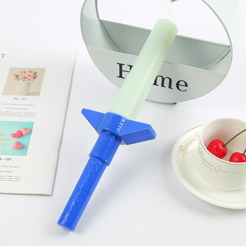 Fábrica directa de emisión de luz de juguete espada creativa de cuatro secciones palo de color palo telescópico LED Flash Stick puesto de suministro
