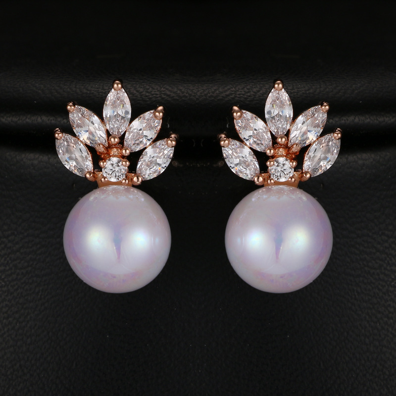 Fashionable elegant earrings from pearl