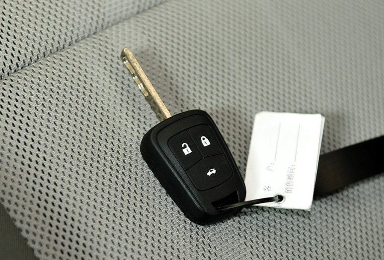Suitable for Chevrolet Aveo Cruze Silicone Key Case Straight Type Special Car Remote Control Protective Cover Buckle