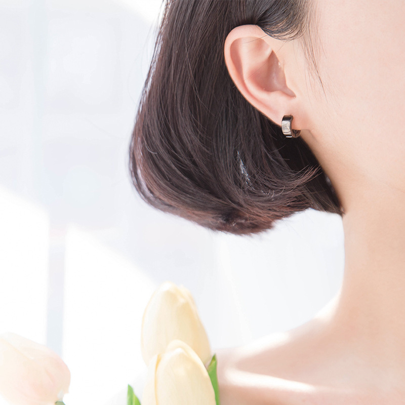 S925 pendientes redondos geométricos brillantes de plata esterlina Corea del Sur pendientes negros simples pendientes de hombres y mujeres pendientes a juego