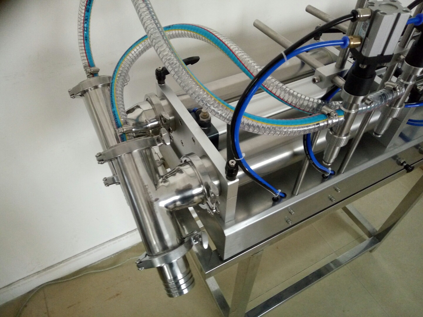 半自动三通双头卧式气动液体灌装机 双头气动灌装机