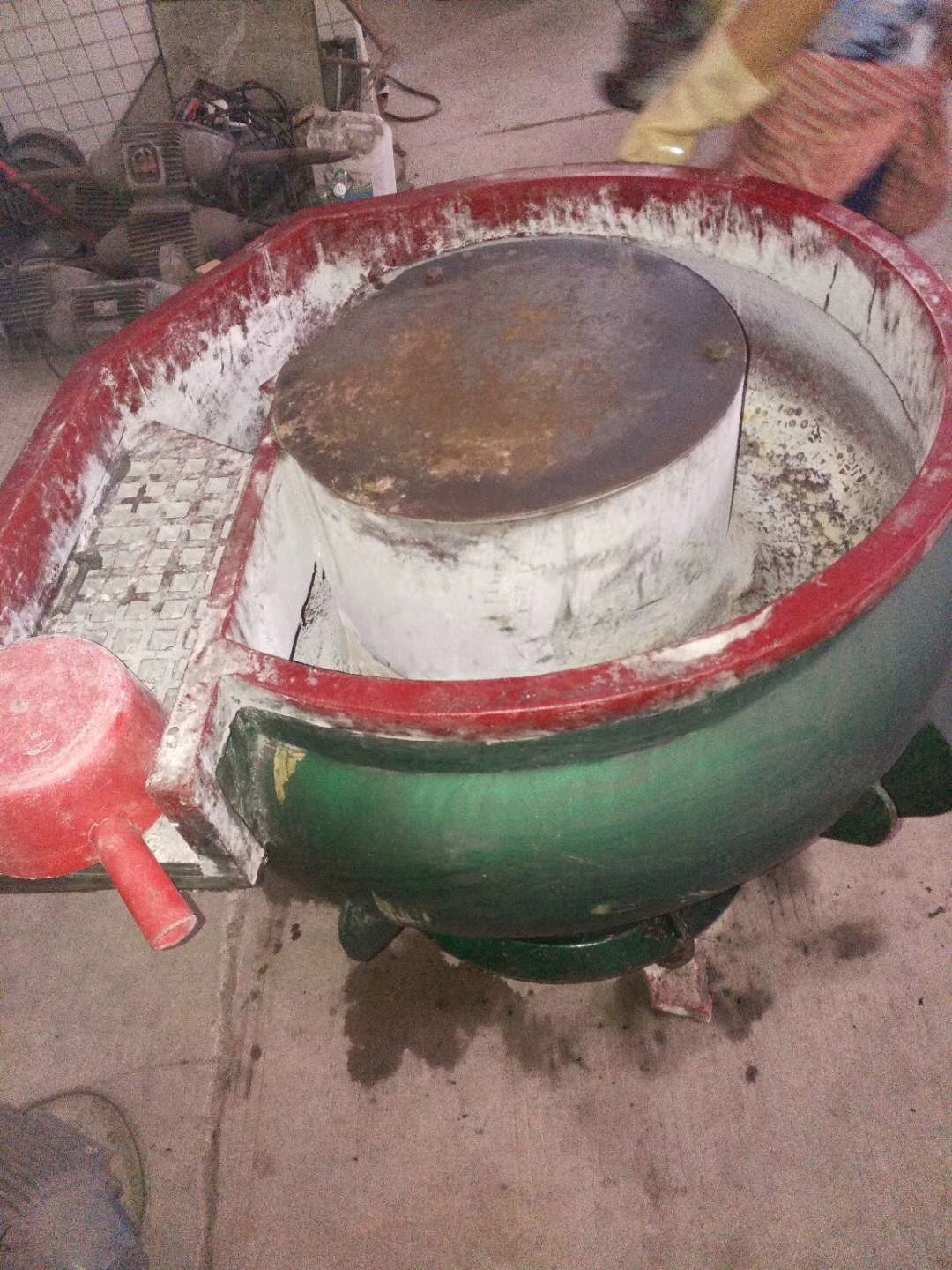 超低价出售二手自动出料振动研磨机，大小尺寸都有货。