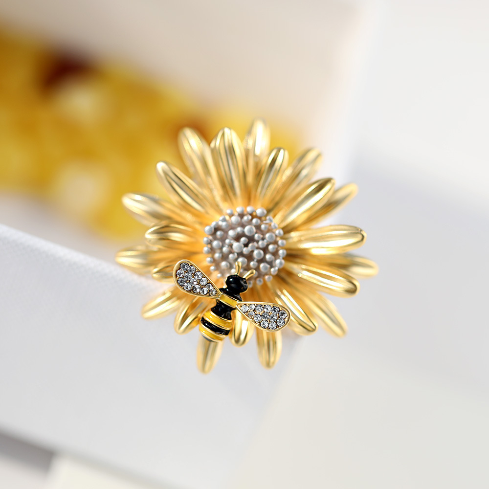 Creative Daisy Bee Brooch Simple Corsage Accessories Coat Pin display picture 4