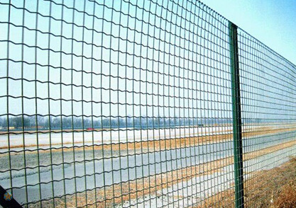 养鸡包绿色塑料铁丝网围栏，山地养殖动物铁丝围网墙有现货价格低|ru