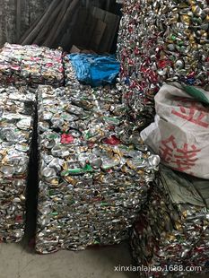 Большой запас отходов алюминиевые продукты отходы переработка алюминиевые и алюминиевые продукты пивные бутылки Алюминиевые продукты легко вытягивают