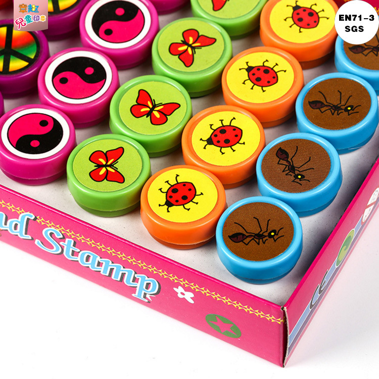 Fábrica al por mayor patrón de dibujos animados lindo sello de recompensa para niños plástico de secado rápido suministros de sello de juguete cilíndrico