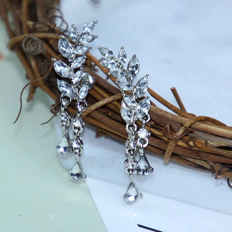 Retro Leaf Tassel Earrings Alloy Diamond-studded Crystal Earrings Wholesale display picture 9