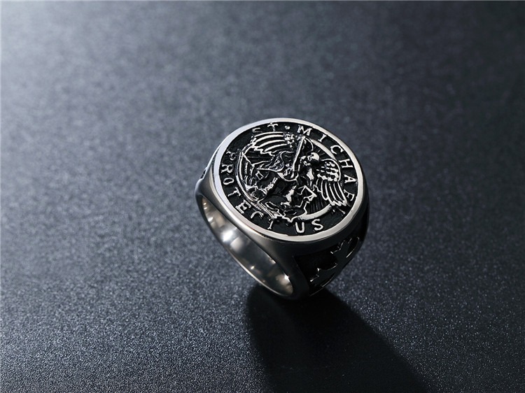 BAGUE SAINT MICHEL Close Up