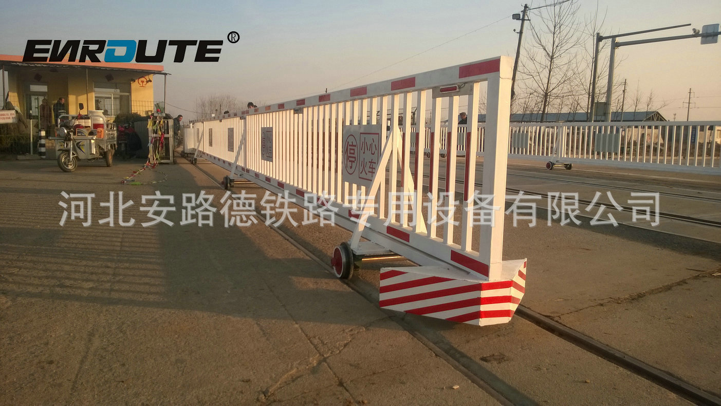 生产供应铁路道口伸缩有轨栏门 铁路道口栏门价格