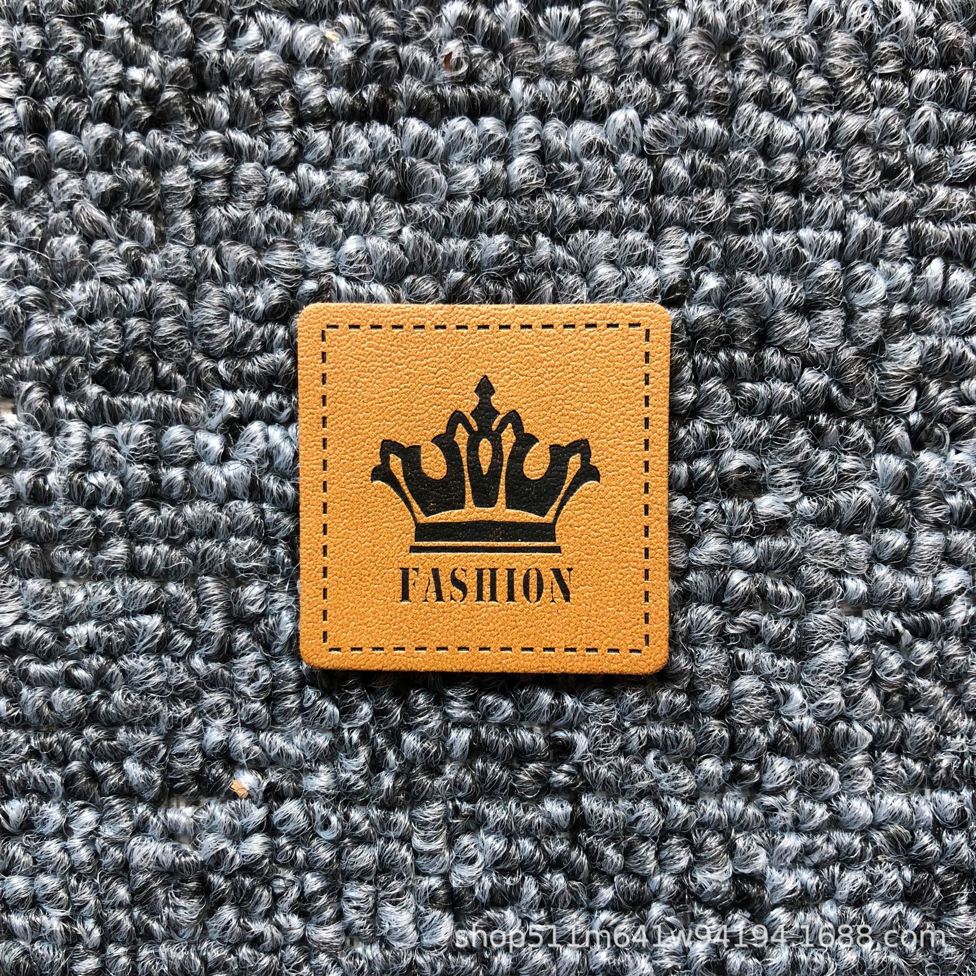 Los fabricantes suministran ropa para hombres y mujeres en stock Logotipo de cuero de PU Logotipo de cuero que hace accesorios de ropa sombrero etiqueta pequeña