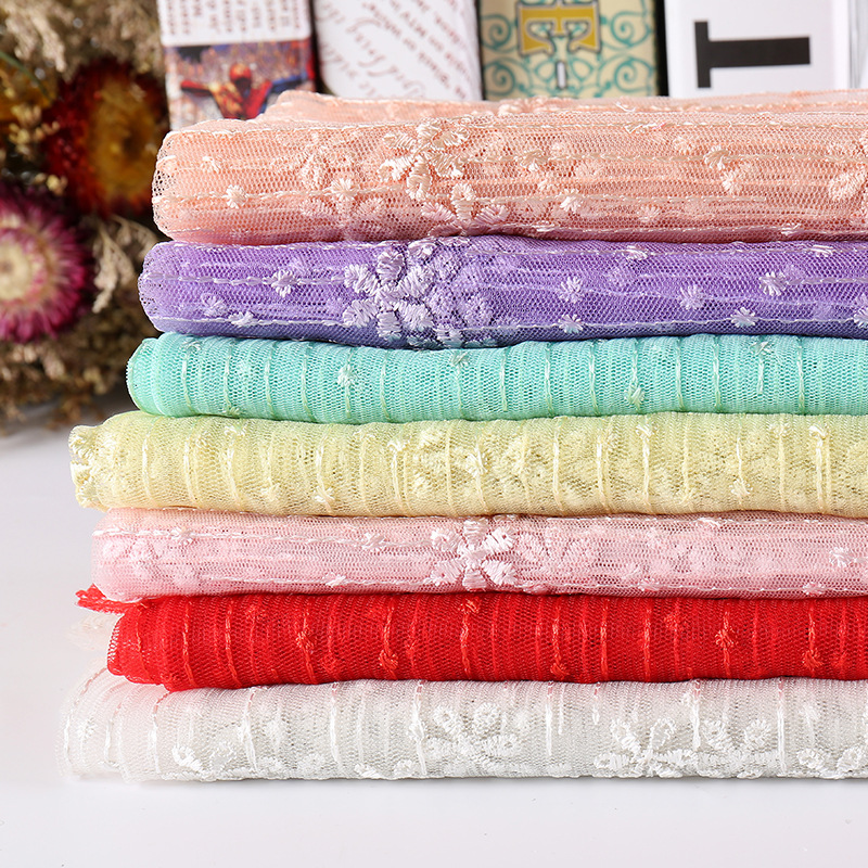 厂家直销平绣多色涤纶网纱绣花布 雪纺蕾丝婚纱礼服装绣花面料