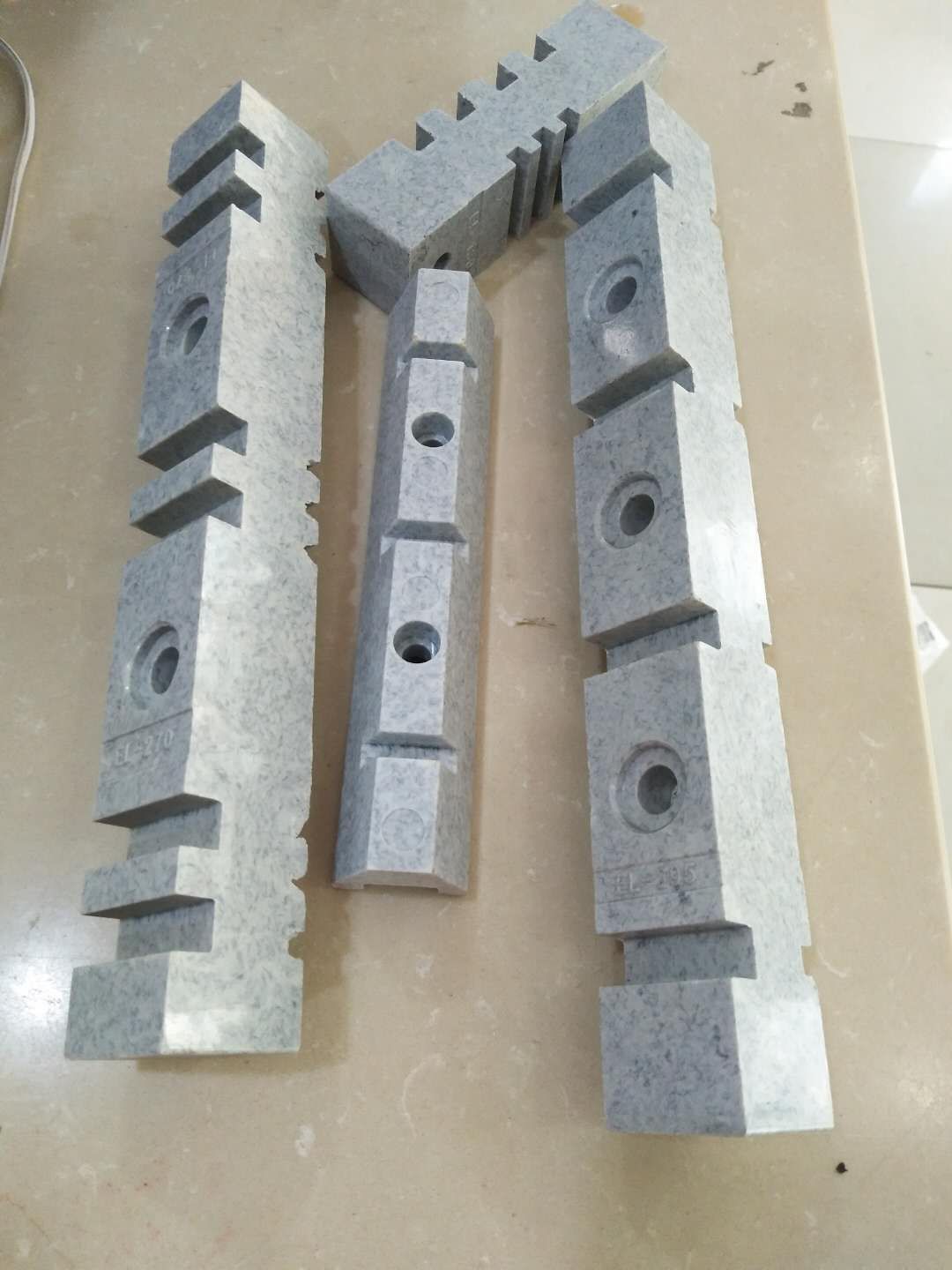 母线夹 EL130 EL180  EL270 EL295铜排夹 材质阻燃 绝缘母线夹