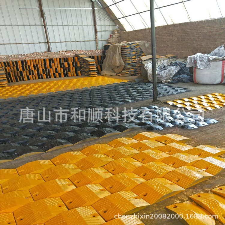 唐山黑黃減速帶 梯形弧形鐵鑄鋼減速帶生產廠家價格15830543591