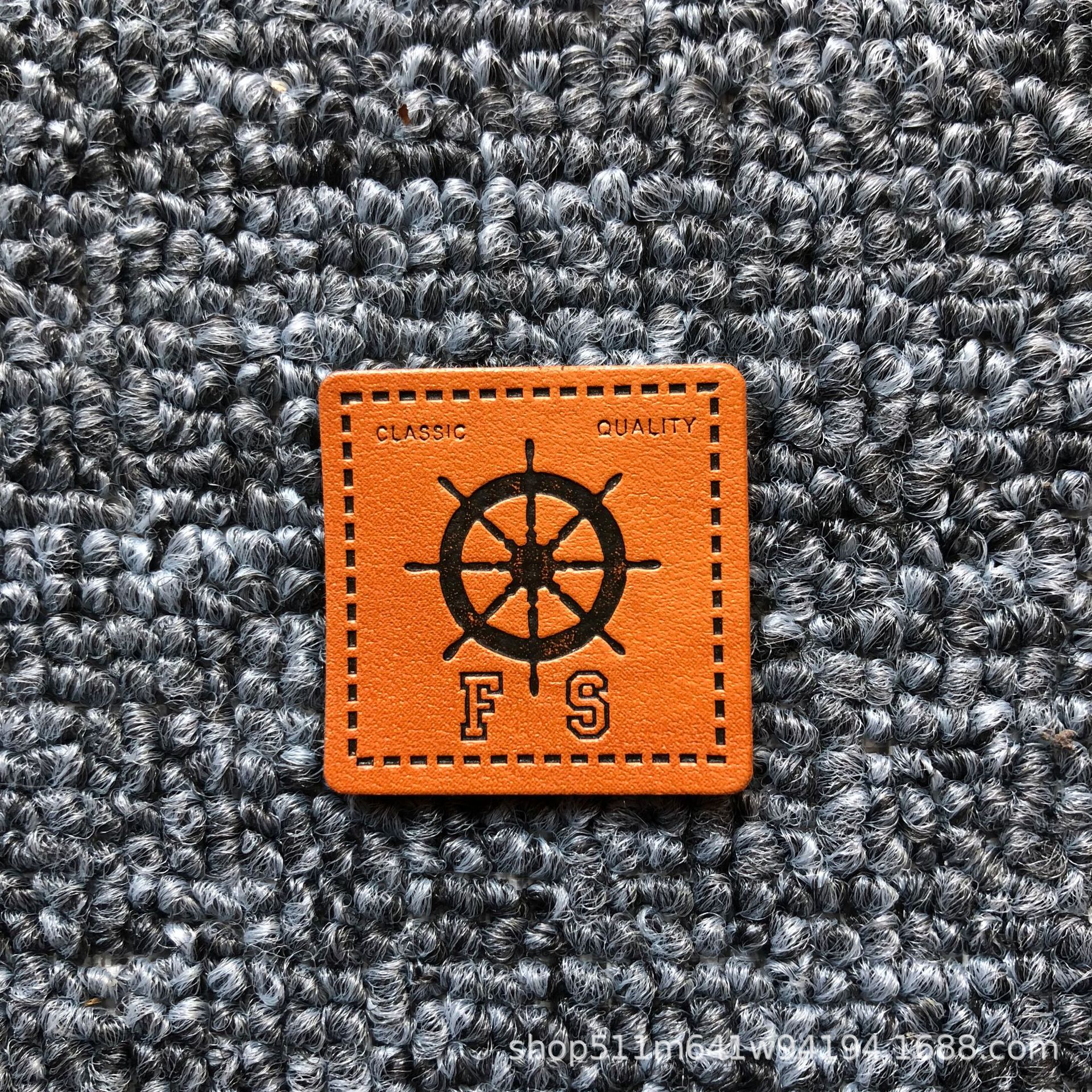 Los fabricantes suministran ropa para hombres y mujeres en stock Logotipo de cuero de PU Logotipo de cuero que hace accesorios de ropa sombrero etiqueta pequeña