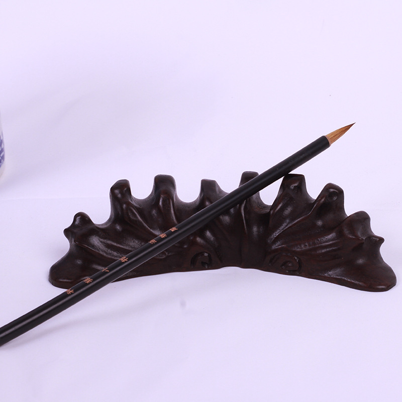 Los fabricantes venden pinceles grandes y medianos para escribir en letras pequeñas y medianas