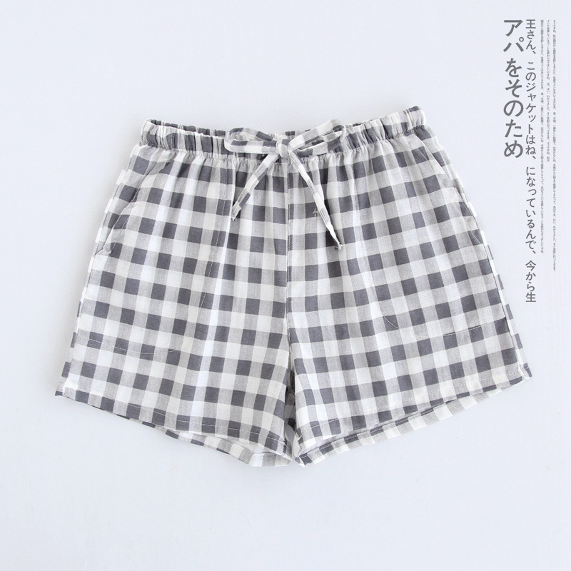 グレーのチェックパンツ