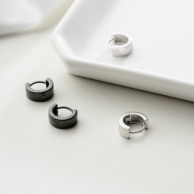 S925 pendientes redondos geométricos brillantes de plata esterlina Corea del Sur pendientes negros simples pendientes de hombres y mujeres pendientes a juego
