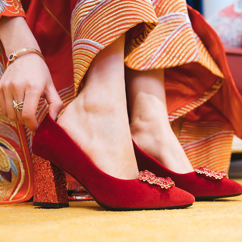 2018新款水鑽淺口婚鞋女結婚鞋子粗跟新娘鞋酒紅色方扣高跟鞋單鞋