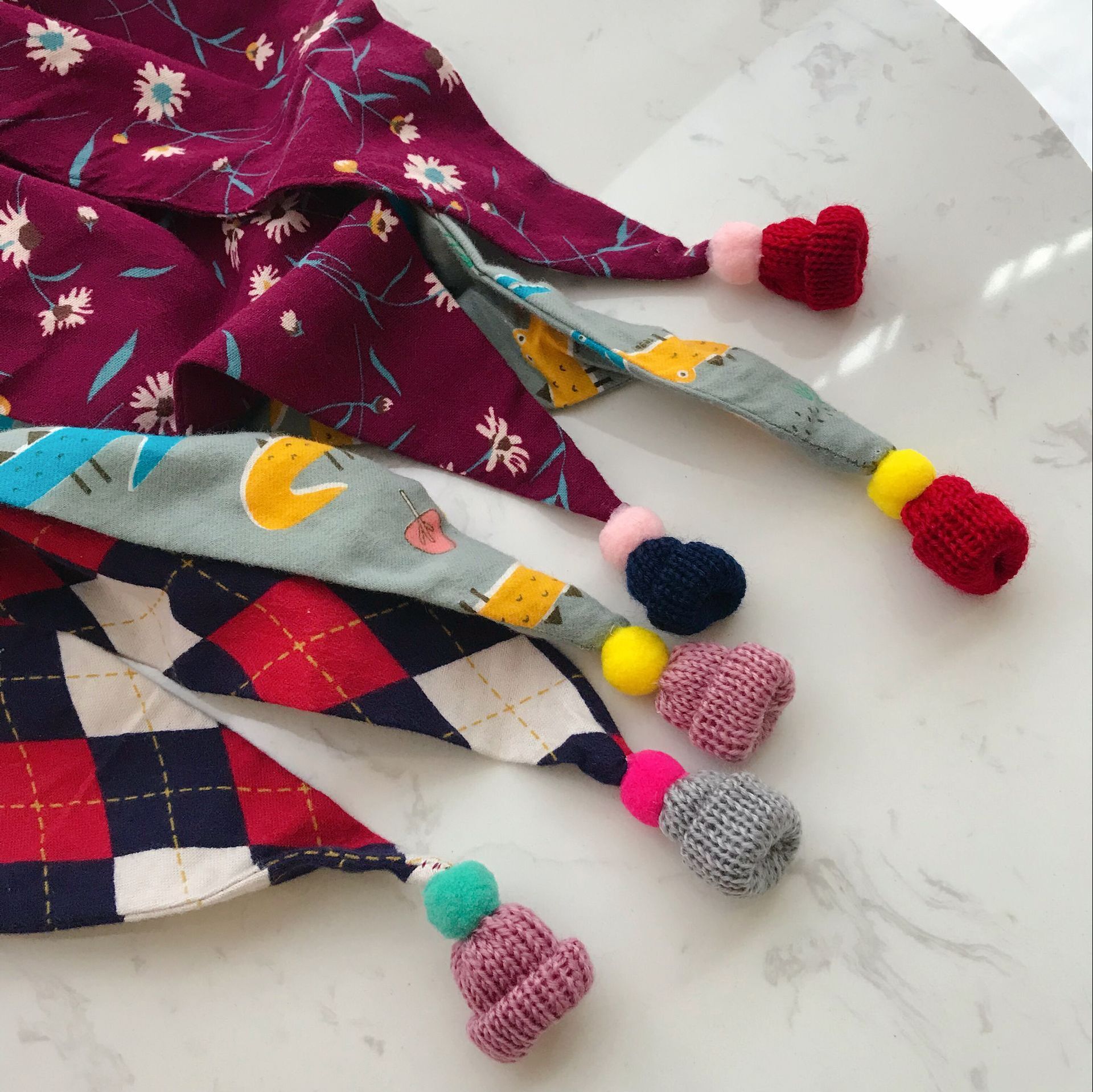 Korean version of autumn and winter cotton and linen children's scarves for boys and girls cartoon triangular scarves for babies, saliva wipes for babies, and warm baby necklaces