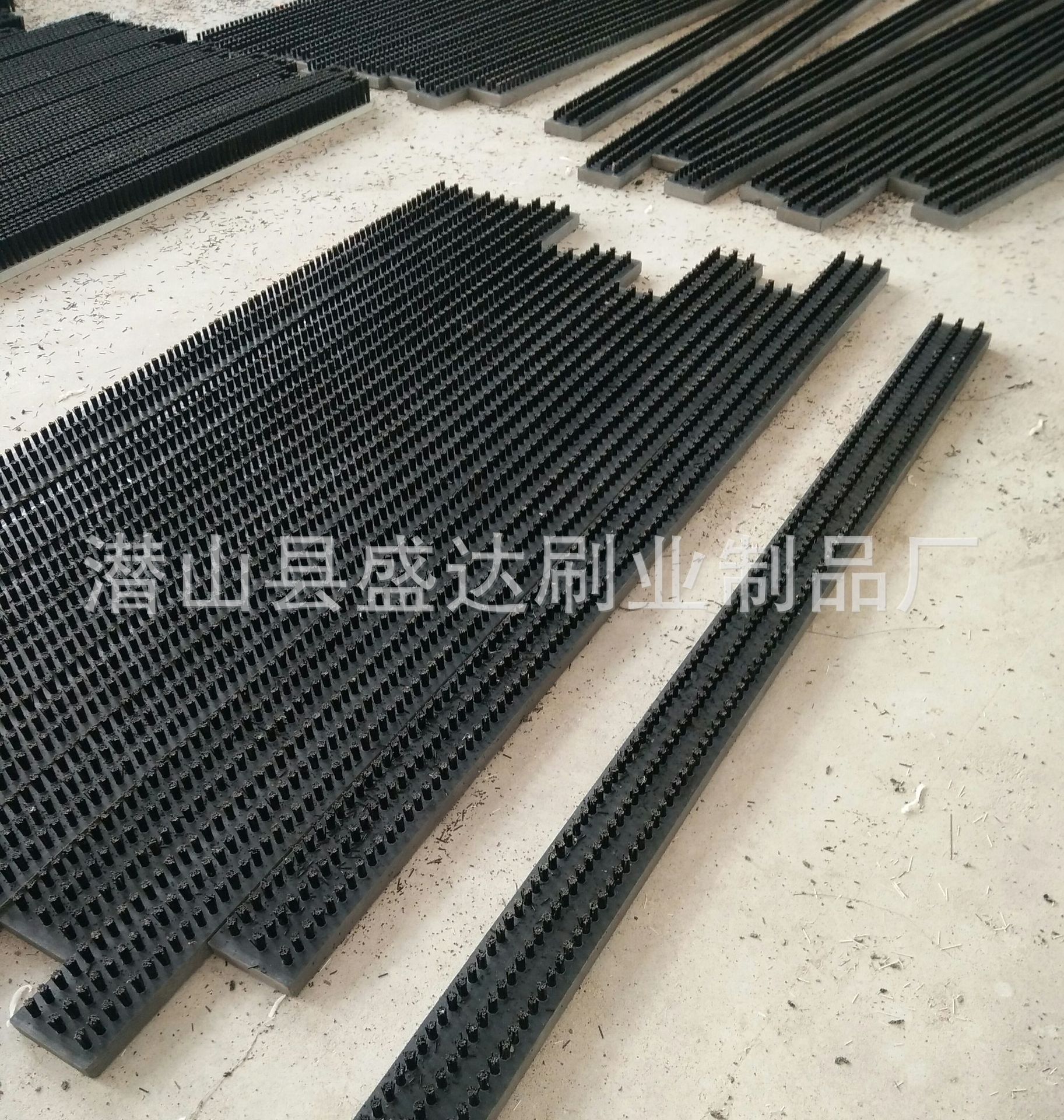 供应尼龙丝磨料丝毛刷  异形毛刷辊  钢丝刷  条刷