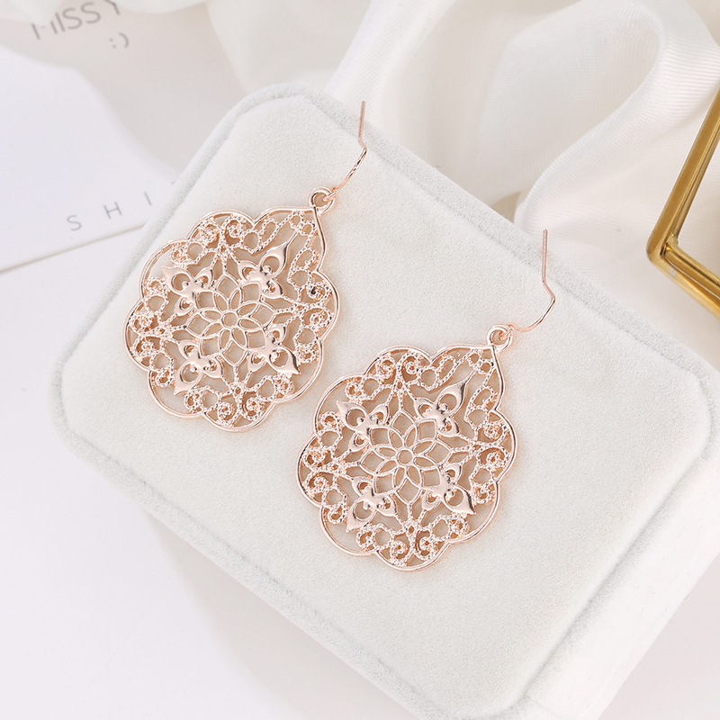 New Fashion Palace Plaid Hollow Earrings Hot Selling Alloy Plating Earrings Nihaojewelry Wholesale display picture 5