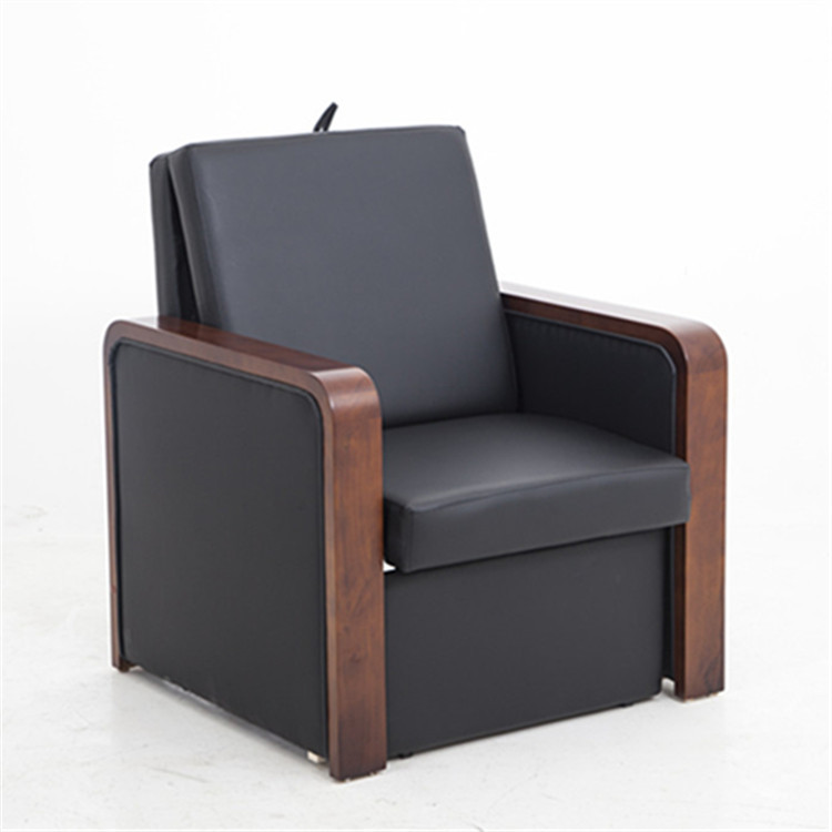 Модель из кожи черного дуба