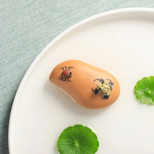 Manufacturer wholesale tea seat ornaments Yixing purple sand tea pet water spraying frog watermelon pumpkin lotus seed gourd tea set ornaments