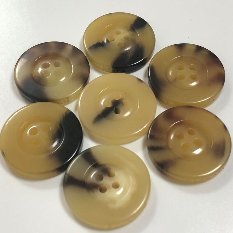 Factory direct Max Mara resin buckle imitation horn coat button woolen windbreaker four-eye buckle wide M buttons