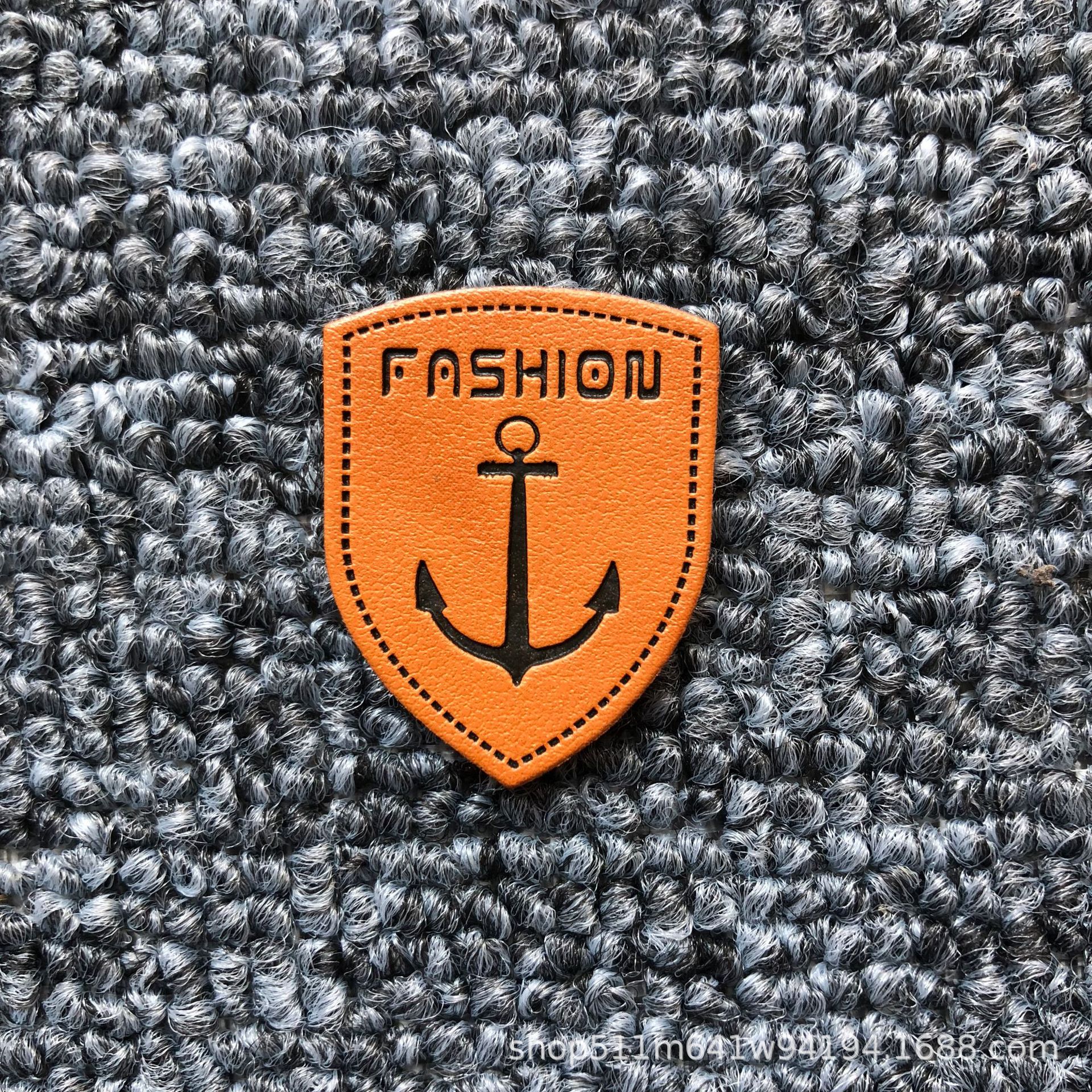 Los fabricantes suministran ropa para hombres y mujeres en stock Logotipo de cuero de PU Logotipo de cuero que hace accesorios de ropa sombrero etiqueta pequeña