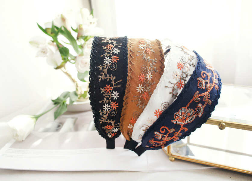 Bandeau En Tissu Floral En Daim Avec Broderie Ethnique display picture 20