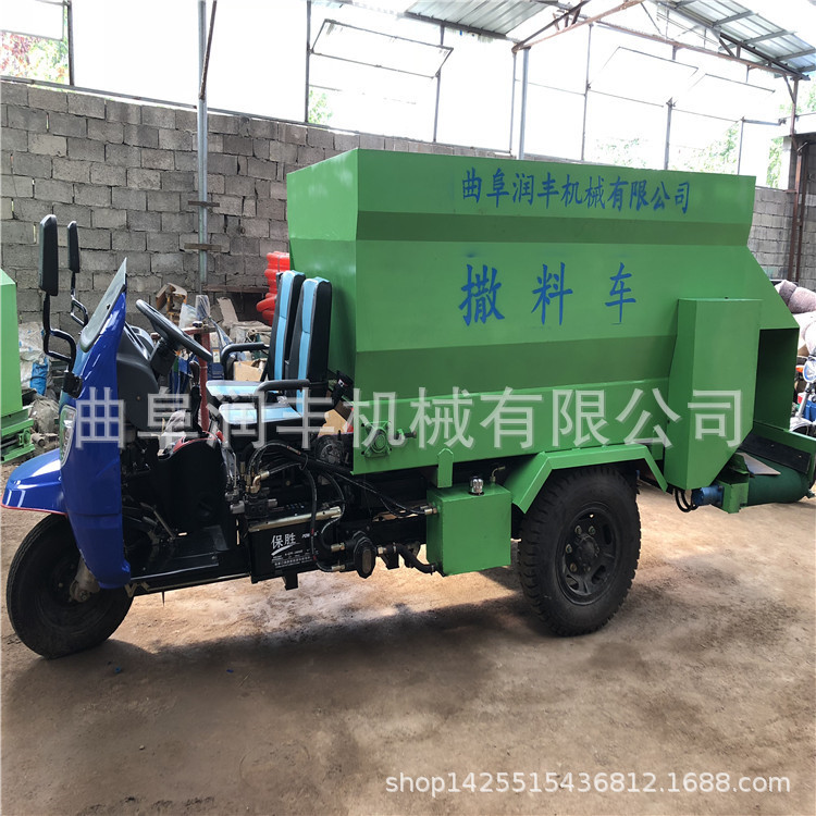 农业合作社用撒料车行走自如喂料机投料机家畜撒料车视频下料机